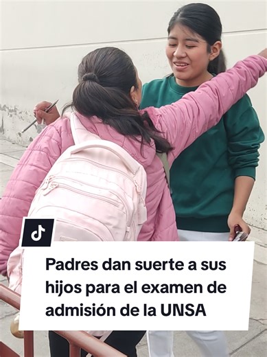 #Arequipa El momento más emotivo: padres desean suerte a sus hijos antes de ingresar a la UNSA. Con besos, abrazos y mucha fe: así despiden los padres a sus hijos rumbo al examen de admisión de la UNSA. ✍️ Reportero: Hernando Velásquez Quispe.