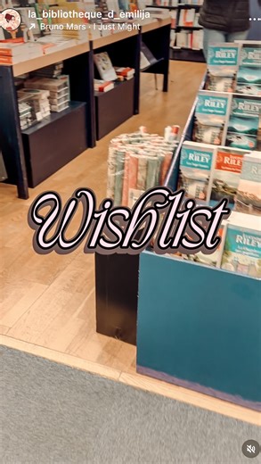 Emilija on Instagram: "Ces livres me font de l’œil 👀 Une petite sortie au milieu de tous ces livres m’a donné envie de vous refaire un petit réel wishlist 😍 J’ai fait ce que j’aime le plus : me balader dans les rayons et découvrir avec soigneusement les livres en tête de gondole 🤭 Entre les livres que j’avais sur mon radar depuis un moment et une ou deux surprises, j’ai sélectionné quelques livres qui titillent en ce moment mon intérêt 🥰 Au programme : un ennemies to lovers fantastique, de l
