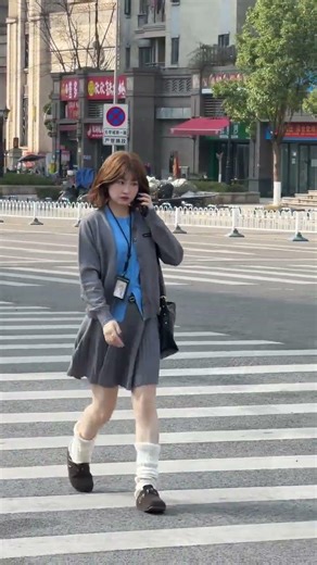 Early Spring Fashion Revival: A Passer-by's Insight into Trendy Styles