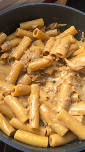 Julie is eating ... on Instagram: "PÂTES FAÇON SOUPE À L’OIGNON 🥹 Des oignons bien caramélisés , du fromage et des PÂTES qui cuisent directement dans le bouillon … Bref c’est une de mes recettes préférées 🙃 Ingrédients : – 6 oignons - 1 gousse d’ail – 1 cas de vinaigre balsamique - 1 cas de sauce soja – 12 cl de vin blanc ( optionnel) – Thym séché – 500 g de pâtes - comté rapé ( vous pouvez changer de fromage mais le comté c’est la vie ) - crème entière ( selon vos goûts) #recette #recettefaci