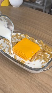 This is how Americans make pasta Ingredients: 20 slices of cheddar cheese 3 cups of pasta 1 1/2 cups of milk Water 2 cups of breadcrumbs 1 tablespoon of butter | Recipe Manual