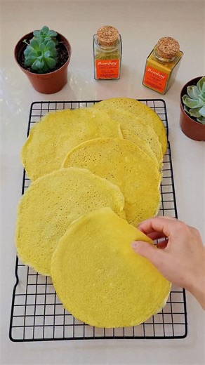 Cheila Zaparoli | Pães sem Glúten on Instagram: "Receita👇 Panqueca saudável sem glúten e sem leite 3 ovos 170ml água 70g farinha de aveia 1/2 colher chá de sal Temperos a gosto Gostou da receita? Compartilha 😚 Quer ter esses temperos maravilhosos da @bombayhs na sua casa acesse o site deles e use o meu cupom: Zaparoli15 para ganhar 15% Desconto + brinde. Até o próximo vídeo 👋 . . . #receeitassaudaveis #alimentacaosaudavel #semglúten #panqueca #panquecasemgluten #semlactose #receitassemgluten"