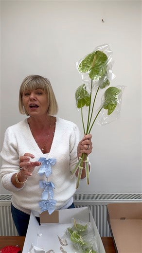 Ready to swap the school run chaos for some floral therapy? Hey, busy mamas! I see you—juggling packed lunches, permission slips, and that never-ending laundry pile, all while trying to find a moment for yourself. What if I told you there's a simple, joyful way to hit pause on the madness, boost your mood, and maybe even earn a little extra cash?It’s not just a hobby; it's a science-backed secret weapon! Seriously, studies have shown that working with flowers can significantly reduce cortisol le