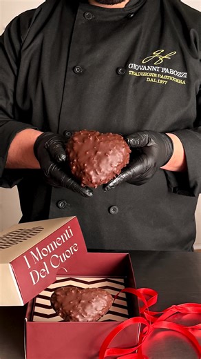 Quest’anno “Ti amo” dillo così. 🤎 Un buonissimo cuore di cioccolato, disponibile nei gusti nocciolato al latte, nocciolato bianco e nocciolato fondente, perché l’amore ha sempre più di un sapore. 🍫 #giovannifabozzi #pasticceria #dolci #creazioni #pastrylover