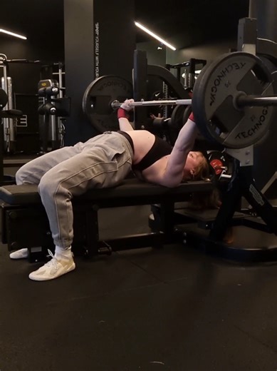 Starting 2026 with benching 100kg for mutible reps and mutible sets✨ #powerlifting #voorjou #gym #benchpress #gymtok