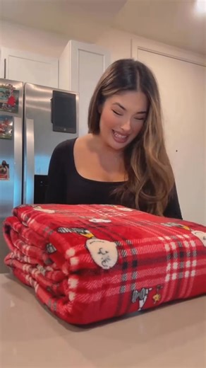 🍂✨ Snuggle season is here with the Peanuts Harvest & Holiday Throw Blanket! ✨🍂 Made with ultra-soft plush fabric 🤗 and featuring Snoopy, Woodstock, and the Peanuts gang 🐶🐦, this blanket is designed to bring comfort and nostalgia into your home 🏡. ✅ Available in 4 cozy sizes — perfect for kids, couples, families, or oversized lounging! ✅ Adorable fall harvest design 🍁 that brightens any room ✅ Buttery-soft comfort that keeps you warm without the weight ✅ Oversized options ideal for sharing