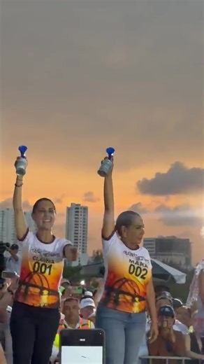 🏃‍♂️🌉 Así fue el banderazo de la primera carrera en el Puente Nichupté La presidenta Claudia Sheinbaum Pardo y la gobernadora Mara Lezama encabezaron el arranque de la primera carrera oficial realizada sobre el Puente Nichupté en Cancún. Cientos de personas participaron en esta convivencia histórica que marcó la inauguración de una de las obras más importantes para la movilidad en Quintana Roo. 🚗