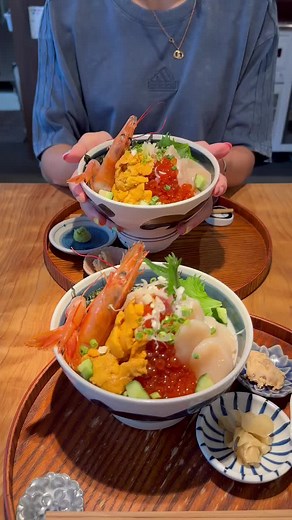 小町通りの先にある、行列のできる噂の海鮮丼といったらここ！ 鎌倉ランチ、鎌倉デートにぴったり😍 お子様連れのご家族でも楽しめちゃう ✨ ————————— 💰￥1,000～￥1,999 ————————— #鎌倉五鉃 #湘南ランチ #湘南グルメ #鎌倉ランチ #鎌倉グルメ #鎌倉デート #江ノ島グルメ #海鮮丼ランチ 住所:神奈川県鎌倉市雪ノ下1-6-28ランプ雪ノ下1C 「鎌倉駅」から徒歩6分 鎌倉駅→小町通り 「鎌倉まめや」さんを目印に右折 TEL:0467-27-4638 営業時間:11時(𝐎𝐏𝐄𝐍)～16時半(𝐋.𝐎.)⁡