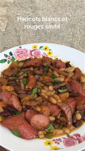 Haricot blanc et rouges sauté soupçon de crevettes fumé carotte poivrons ail poivre blanc et noir tomate en fruit saucisse de poulet etc…n’hésitez surtout pas de reproduire la recette mes caviars #cuisinegabonaise🇬🇦 #visibilite #vues #vuestiktokinternational