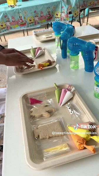 Cookie decorating kids tables for parties! #kidstable #cookiedecorating #kidsbirthdayparty #kidsbirthdayideas #htx