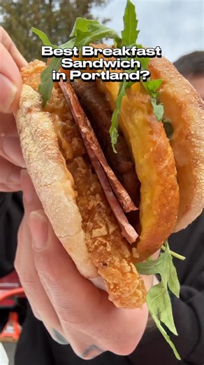 Is this the best breakfast sandwich in Portland, Oregon? @chubbybunnypdx seriously has some of the best breakfast sandwiches you can find in Portland I can promise you that. Featured: THE BOSS BUNNY Housemade Sausage, Bacon, Ham, Cheese, Onion, Potato Mitten, Egg, Arugula, and Sriracha Mayo on @2_hermanos_bakery English Muffin 📍Alberta cARTS 1027 NE Alberta St, Portland, OR 97211 Best breakfast sandwich in Portland, best breakfast spots in Portland, best food trucks in Portland #pdxfoodfinds #p