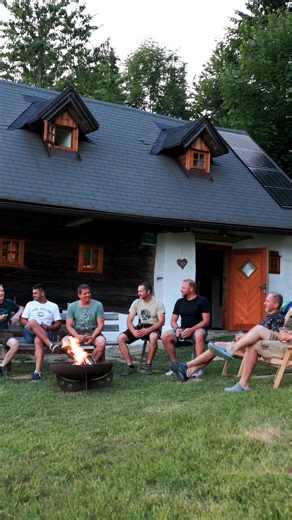 Auszeit mit Freunden auf der Alm 💚🏔️ Auf unseren Almhütten in Österreich erlebt ihr das, was wirklich zählt: Zeit mit Freunden. Kochen, lachen, entspannen – fernab vom Alltag und mitten in den Bergen. Die Natur macht das Programm, ihr schreibt die Geschichten. ✨ Gemeinsam Raus. Ganz bei euch. 🌄💛 👉 Jetzt Hüttenurlaub gemeinsam planen & buchen! https://www.urlaubambauernhof.at/de/kampagnen/alm/auszeit-mit-freunden 🎥 Daniel Gollner | Urlaub auf der Alm
