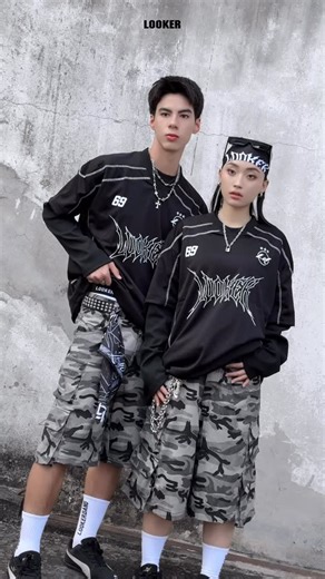 LOOKER_CLOTHING on Instagram: "LOOKER® — TECH STITCH JERSEY เจอร์ซีย์ผ้าตาข่ายที่ยกระดับงานสปอร์ตให้กลายเป็นแฟชั่น โดดเด่นด้วย ดีเทลตะเข็บโชว์ (Tech Stitch) เดินเส้นคมรอบตัวเสื้อ ผลิตทรง Oversize ใส่สบาย ระบายอากาศดี โดดเด่นด้วยงานสกรีนโลโก้ลุคเกอร์ แมตช์ได้ทั้งลุคสตรีทและลุคดาร์กแบบ LOOKER® #NEWYEARNEWLOOK #LOOKER #LOOKERSTORE #LOOKERGANG #LOOKERTHAILAND"