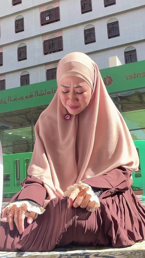 Ya Allah hamba janda ya Allah , hamba rapuh , hamba lemah dan letih .... banyak ketakutan yang ku bawa kepadamu , banyak keluh kesah yang hanya bisa kuceritakan padamu , hamba tidak ada pundak untuk bersandar dan teman hidup untuk bercerita melainkan hanya engkau duhai Allah kekasihku yg selaly menemani disisiku Duhai Allah ... engkau yang maha tau air mataku mengalir tanpa henti , keringatku bercucuran manafkahi putraku satu satunya ... Ringankanlah ya Allah mudahkanlah ya Allah Sungguh letih d