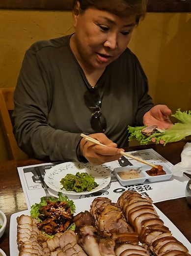 Delicious 족발 Mukbang - A Korean Pork Feet Feast!