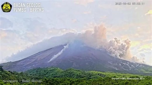 Eruption Sends Ash Tumbling Down Side of Indonesian Volcano