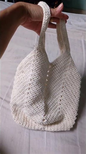 Bolsa de mão em crochê crú. #crochet #acessoriosfemininos #croche #artesanato #knitting