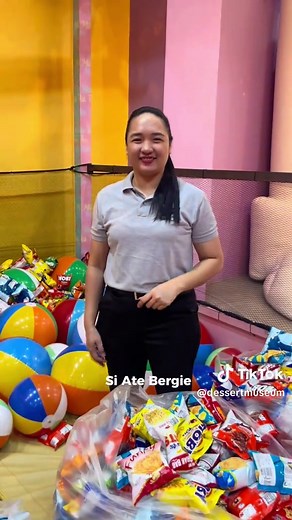 Giant Human Claw Machine Fun Experience