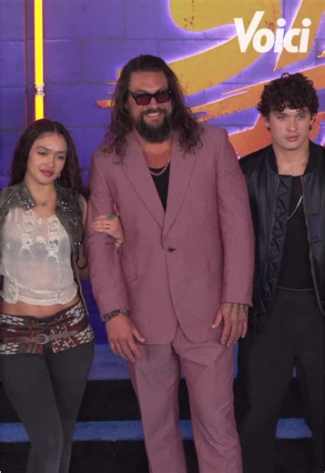 Jason Momoa entouré de ses deux enfants, Lola, 19 ans, et Nakoa-Wolf, 17 ans, à l’avant-première de Street Fighter à Los Angeles L’acteur de 47 ans a foulé le tapis rouge avec ses deux enfants, nés de son ancienne relation avec l’actrice Lisa Bonet. Une rare sortie familiale pour le trio, qui s’est affiché tout sourire devant les photographes. Après avoir partagé près de deux décennies de vie avec Lisa Bonet, Jason Momoa a depuis retrouvé l’amour auprès de l’actrice Adria Arjona. Le couple a off