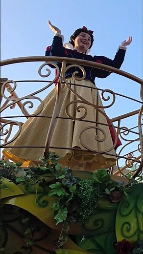 Disneyland Paris, Snow White is happier than ever! Her film is in the cinema! Disney Stars on Parade