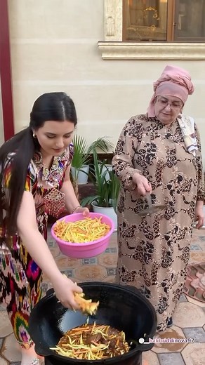 Шахло Бахриддинова ♡ on Instagram: "На ужин приготовили с моей бабуличкой Самаркандский плов ❤️ САМАРКАНДСКИЙ ПЛОВ 😍🔥 Готовят его в разных областях нашей страны по-разному. Предлагаю вам приготовить Самаркандский плов по рецепту моей бабулички ❤️ ИНГРЕДИЕНТЫ ☘️ Масло растительное 400 мл+масло зигир 200мл Мясо 1 Килограмм Морковь 1,5 Килограмма Луковица 2 Штуки ( + 1 луковица для обжарки , после обжаривания луковица выбрасывается. Пережаренный лук создаёт чуть тёмный цвет и особый вкус ) Рис 1