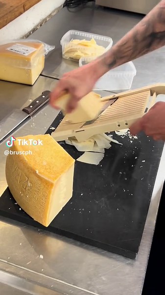 Food prep behind the scenes at BRUS! Our skilled chefs work all day to bring our delicious menu to life. Come and have a taste 😎 #copenhagen #brus #food #menu #travel #copenhagenguide