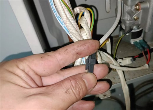 受朋友委托，维修故障代码E1的热水器。