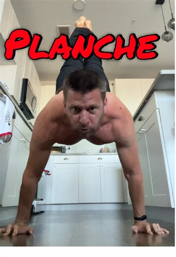 Calisthenics in the kitchen. Five handstand pushups with a planche for a full body weight workout 💪 #calisthenics #bodyweightworkout #planche #mobility #fyp