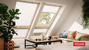 Ein Schritt ins Freie: Mit dem innovativen VELUX CABRIO™ entsteht im Handumdrehen ein balkonähnlicher Dachaustritt. Die hochwertigen Holzrahmen bieten einen fantastischen Ausblick und sind verfügbar in den Größen PK19: 94 x 252 cm und SK19: 114 x 252 cm. Weil wir von der Qualität überzeugt sind, bieten wir auf VELUX CABRIO™ Systeme 10 Jahre Garantie. Mehr Infos zum VELUX CABRIO™ erhaltet ihr unter http://www.velux.de/cabrio | VELUX (DACH)