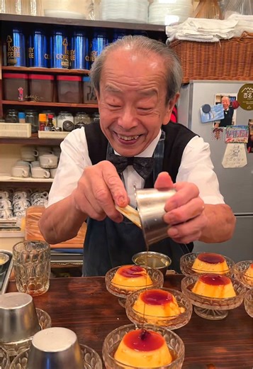 老舗喫茶店の有名なプリンのおじいちゃん👴🍮 ㅤㅤㅤㅤㅤㅤㅤㅤㅤㅤㅤㅤㅤ 名物のジャンボプリンはほろ苦いカラメルとむっちり甘さ控えめのプリンの組み合わせが最高においしかった！！ ㅤㅤㅤㅤㅤㅤㅤㅤㅤㅤㅤㅤㅤ 📍新橋「ヘッケルン」 #東京グルメ #東京カフェ #pudding #tiktokfood #japanesefood