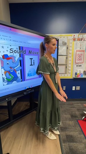 63K views · 3.7K reactions | Practicing our mirrors! They caught on fast! Lowercase l and i can confuse at first! The little shoulder shrug reminds them of the little dot at the top! These slides and other resources are in my TPT  comment TPT for link!  #teaching #kindergarten #lettersounds #wholebrainteaching #scienceofreading #homeschool #phonics #reading #teachingkids #letters #alphabet #abc #homeschoolmom #tutoring | Mrs. Peters Class | Facebook