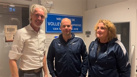 3.2K views · 21 reactions | Kijk nou toch eens wie ik tegen het lijf loop in De Basis, voorafgaand aan de kraker tussen @sliedrechtsporth1 en @draismadynamoheren1 ! Meteen even mijn @tijdvoorvolleybal reporter pet opgezet en @frankvlot & @verakoenen even gesproken. | Bastiaan Bloem | Facebook