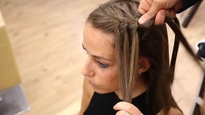 ⭐TRECCIA A CASCATA!⭐ In estate i capelli raccolti sono un must, oltre che un'arma contro il caldo, ma spesso non si hanno idee e si ripiega sulla classica coda di cavallo! Femminile e romantica, perfetta anche per cerimonie e matrimoni, la treccia a cascata è veramente bellissima e per realizzarla ti basterà guardare il mio tutorial! 😉 Ti piace? ⭐ Per questa acconciatura ho utilizzato i prodotti Paul Mitchell! | Gian Luca Troiani
