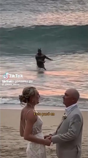 #Batman saliendo del mar en una boda