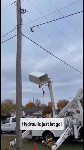 ⚠️ Maintenance failures multiply risks - Subscribe: https://www.youtube.com/@PowerSystemOperationSlides 🔴An operator fell from an aerial platform after a hydraulic failure an accident that NR-12 and electrical standards are designed to prevent. 🔴NR-12 requires planned, safe, and properly executed maintenance. Items 12.112 and 12.113 mandate stopping equipment when possible and performing preventive maintenance according to manufacturer guidelines measures that could have avoided the failure. �