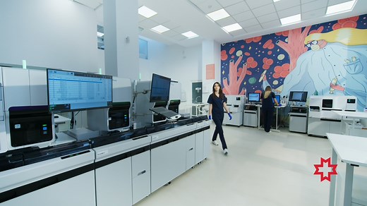 Tehnologia avansată care pare din viitor asigură precizia rezultatelor analizelor realizate în Laboratoarele Regina Maria. Medicii recomandă Laboratoarele Regina Maria pentru: 🔴precizia rezultatelor 🔴tehnologia avansata 🔴viteza eliberarii rezultatelor Programează-te și mergi la analize: https://www.reginamaria.ro/laborator/performanta-medicala-incepe-aici | Regina Maria - Rețeaua de Sănătate