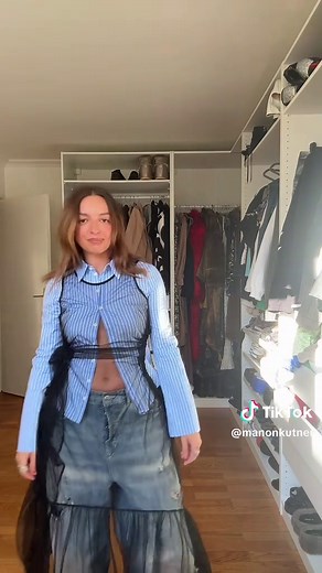 La transparence c’est la vie finalement !! La robe est une @estheclothing loué chez @studio paillette