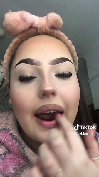 Lip Makeup Tutorial with Chic Pink Accessories