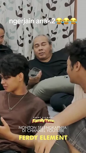 Keseruan Keluarga Ferdy Element di Pasar Burung