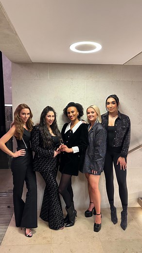 187K views · 291 reactions | So good performing last night with these amazing ladies. A little warm up pre show of Hallelujah @thisisruthanne @musicbyloah @aimeemusicofficial @ericacody @irishwomeninharmony | Una Healy | Facebook
