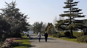 Our parks are open for exercise. If you go to your local green space please keep at least 2m from those outside your own household or support bubble. Let’s all do our bit and stop the spread of COVID in our communities. | Swansea Council