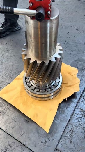 Jack Yang on Instagram: "How a extruder gearbox middle gear shaft assembly. #gearbox #drive #reducer #transmission #assembly"