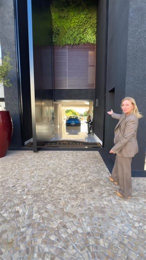 Monica Poplawski Alphahauser on Instagram: "Coloquei uma Porsche no hall de entrada desta casa…e não é sobre carro. É sobre escala. É sobre chegar e entender logo no primeiro passo o tamanho da arquitetura, o respiro do pé-direito e a imponência de um hall que permite ousar. Se você não quiser uma Porsche ali, tudo bem… Esse espaço aceita arte, aceita móveis assinados, aceita uma curadoria de design de alto nível. Aceita impacto! Aceita identidade! Residencial 2 – Alphaville R$ 27.000.000 até 31