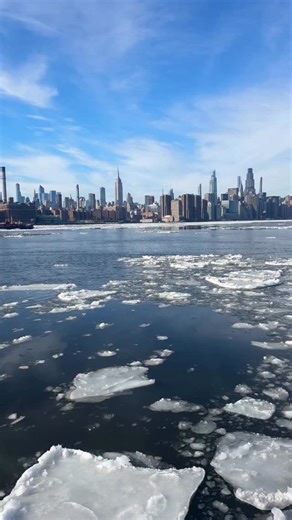 After weeks of cold the sun is finally warming our city! Our 520 miles of waterfront are some of the best places to watch the seasons transition! 📍North 5th Street Pier & Park, Brooklyn | New York City Department of Parks & Recreation