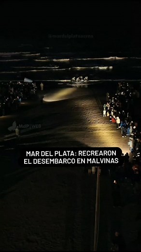 Recrearon el desembarco argentino en Malvinas en Playa Popular Durante la vigilia por el Día del Veterano y de los Caídos en la Guerra de Malvinas, la Agrupación de Buzos Tácticos de la Armada Argentina realizó ayer en Playa Popular, una recreación del desembarco argentino en las Islas Malvinas. El acto fue organizado por el Círculo de Defensa Nacional y contó además con la presentación de la Banda de Música del Ejército Argentino, quienes interpretaron el Himno Nacional. Como cada año, se reali