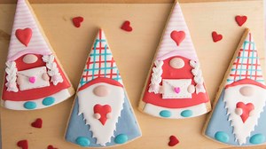 How cute are these Gnome Cookies for Valentine's Day? ⭐⭐⭐ Find a recipe for my Sugar Cookies on my blog hanielas.com: https://www.hanielas.com/sugar-cookie-recipe-for-cut-out-cookies/ ⭐⭐⭐ Shop Templates to make cute Gnome Cookies: https://ko-fi.com/hanielas/shop | Haniela's