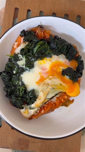 Gloriosos Nidos de 🍠 espinaca y huevo para los que les da fiaca cocinar esta receta es salvadora … * al final dije calabaza pero use boniato Ajajja. Ingredientes Boniato o batata o papa o calabaza Espinaca Huevo Condimentos Queso | Estefi Colombo