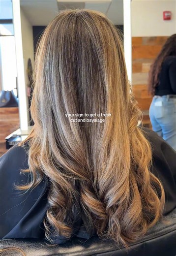 The exact things I ask for: lived in bayalage, ashy toner (to take the brass out), minimal off the lengths but shorter layers, framing around the face. This time we also did a hair treatment for frizzy hair from @Kérastase Good to go for another 6 months 🙏🏼 #hairtransformation #hairtok #hairbeforeandafter #bayalage #highlights