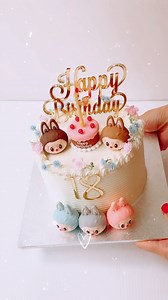 Here’s one for the algorithm. It’s not our usual cakes but these little monsters are cute. 🥰 And we really seldom say no to anything cute. 😌 #labubu #labubucake #labubuthemonsters #sydneycakes #spbcelebrationcakes #sydneycreative #itsavibe | Sugar Pop Bakery