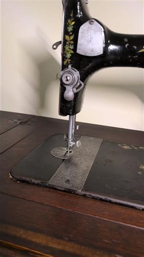 1890s Model 27 Singer Sewing Machine on a Franklin Cabinet #singer #belt #singersewingmachine #belt